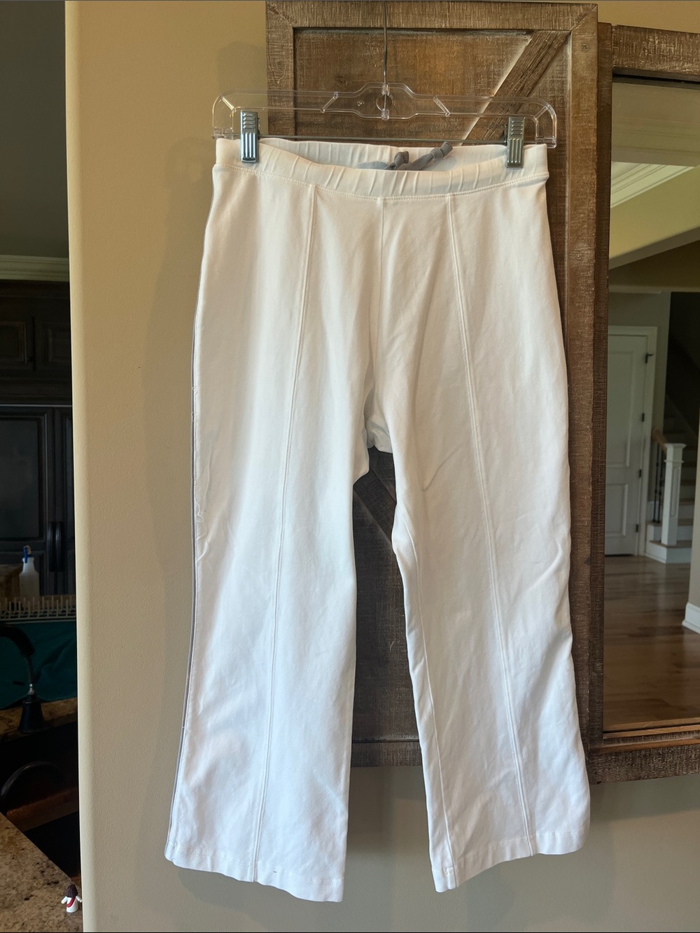 Women’s White Cotton Knit Pull-On Capri Pants
